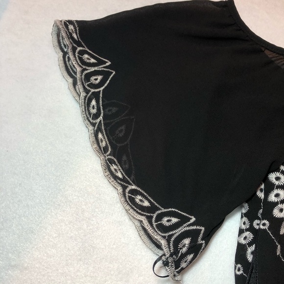 Romeo & Juliet Couture Off the Shoulder Dress - Picture 5 of 7